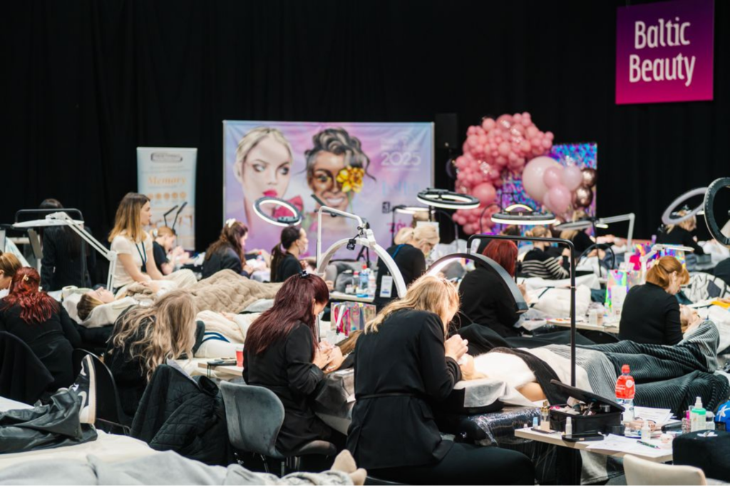 Skjønnhetsfagfolk utfører behandlinger og demonstrasjoner på Baltic Beauty 2025