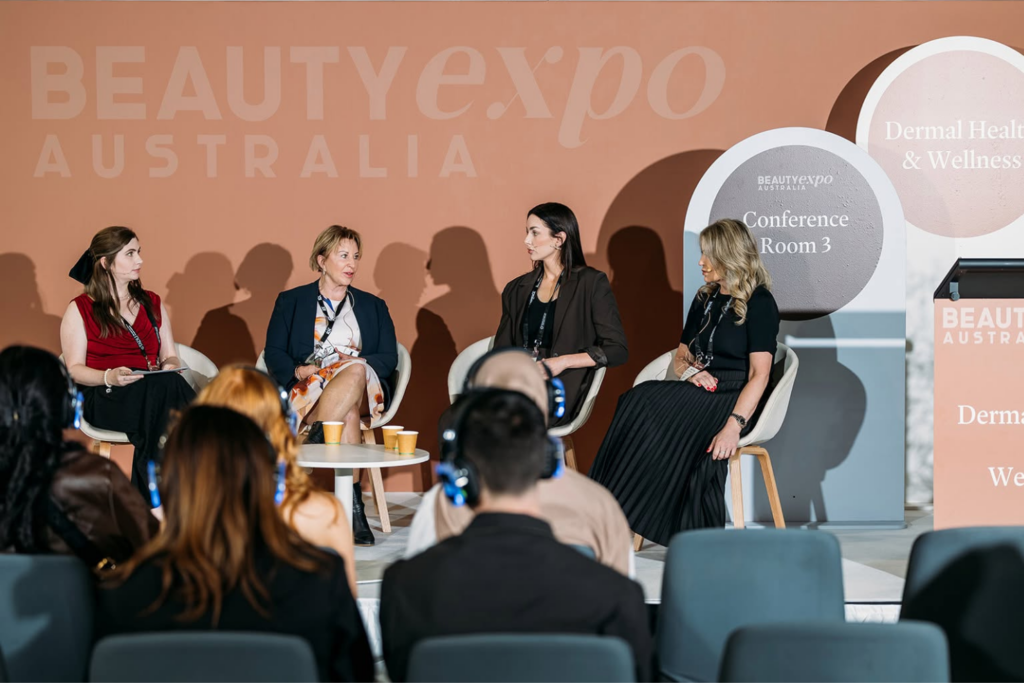 Paneldiskusjon på Beauty Expo Australia med deltakere som lytter