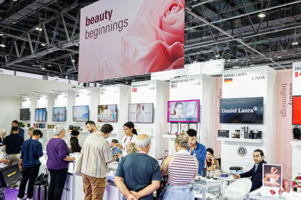 Deltakere utforsker utstillinger fra skjønnhetsmerker på Beautyworld Dubai.