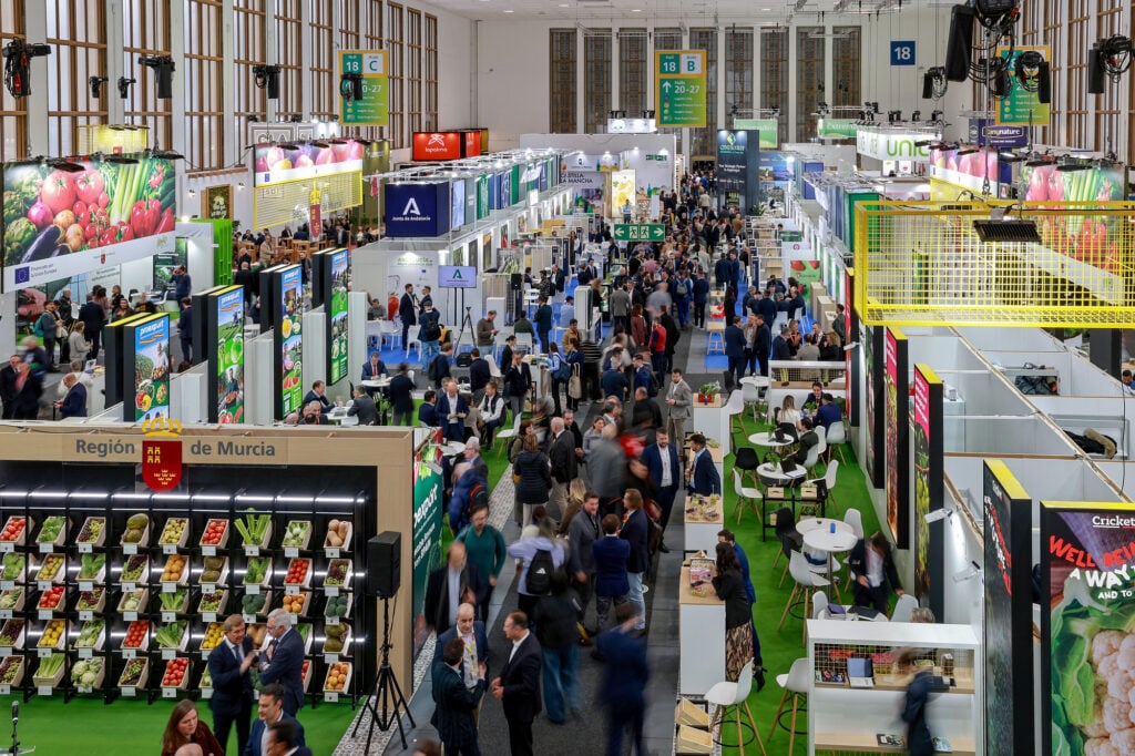 Deltakere samles på det travle messegulvet under Fruit Logistica